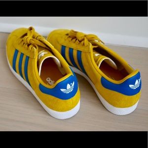 Women’s Adidas  Sneakers in PERFECT Condition.
